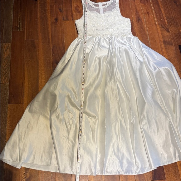 Wedding Dress Elegant White Lace bodice. Size small measurements in pics - Picture 10 of 11